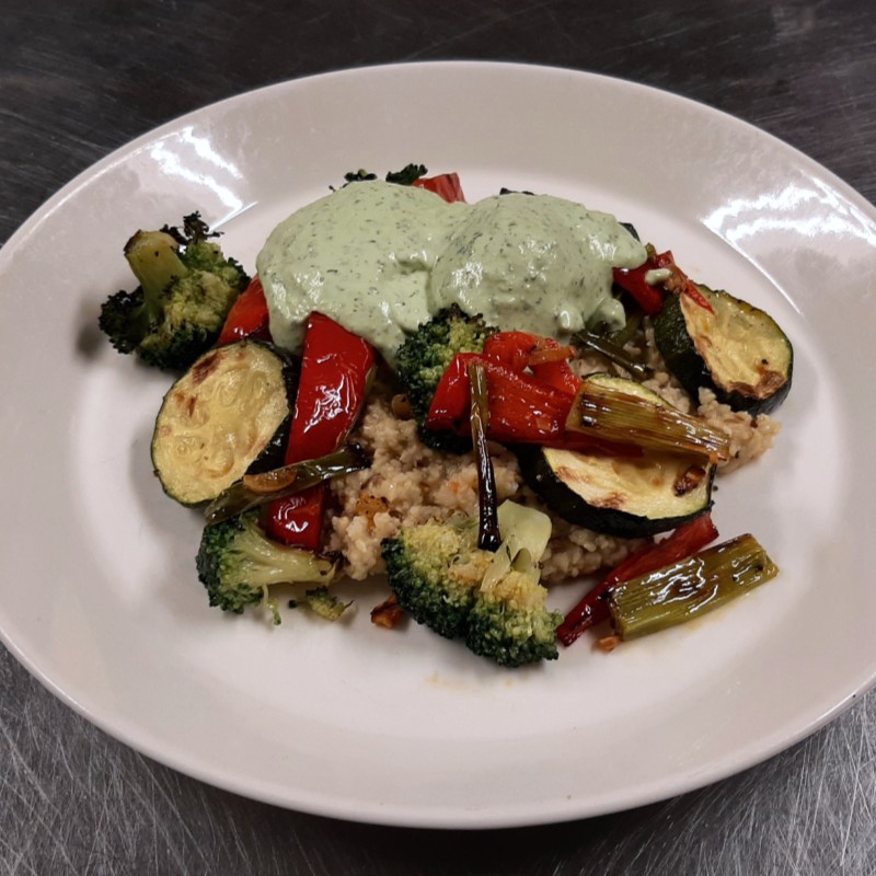 Gierst met gegrilde courgette, broccoli en avocadocrème