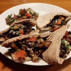 Veganistische shoarma in een pitabroodje