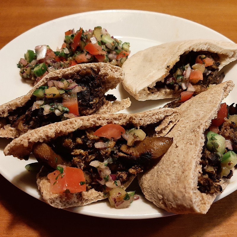 Veganistische shoarma in een pitabroodje