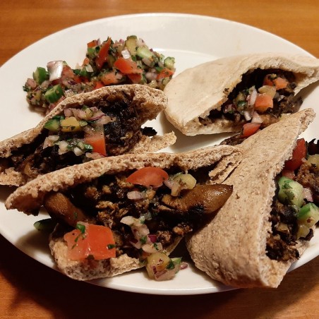Veganistische shoarma in een pitabroodje