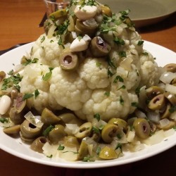 Bloemkoolroosjes met olijven en gebakken krieltjes