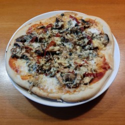 Pizza met kastanje champignons en blauwe kaas