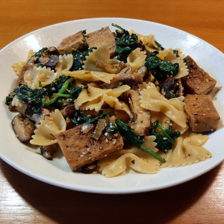 Pasta met spinazie, shiitake en tofu en sesamzaadjes