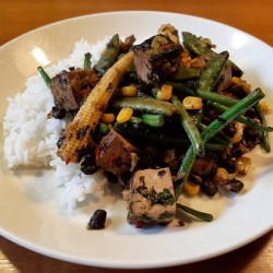 Roergebakken groenten en tofu in sesammarinade met mie