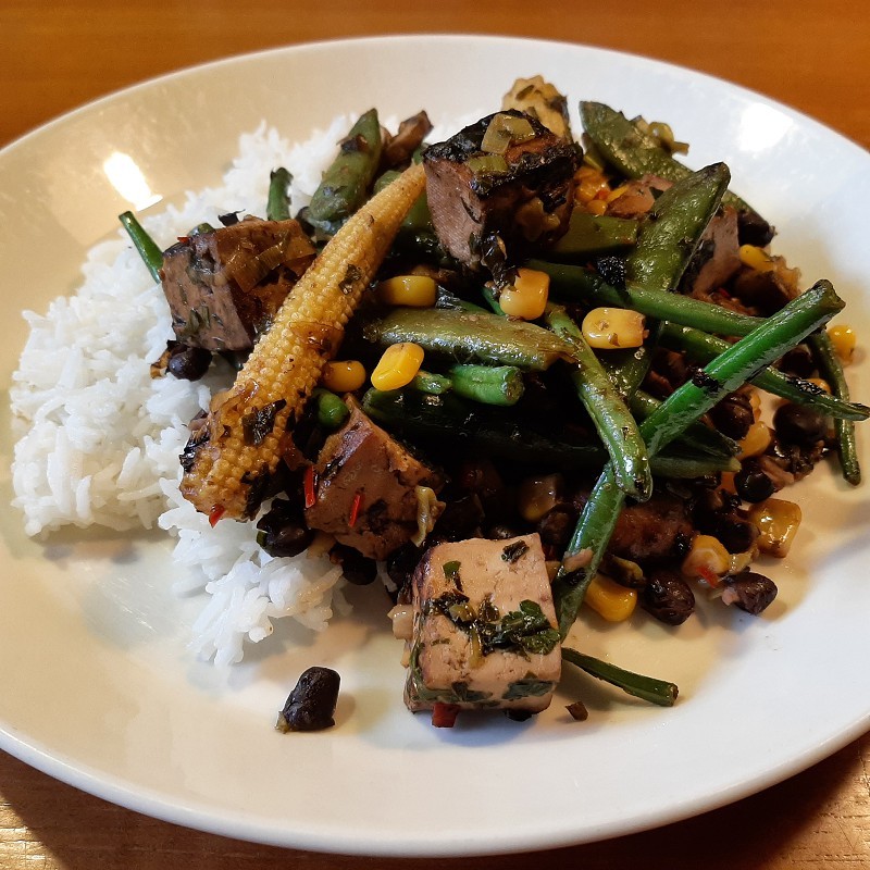 Roergebakken groenten en tofu in sesammarinade met mie