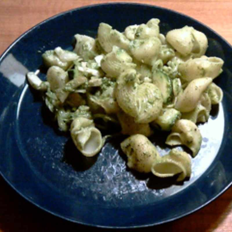 Pasta met geroosterde venkel, courgette en walnotenpesto