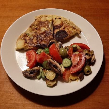 Spaanse tortilla met tomaten-avocado salade