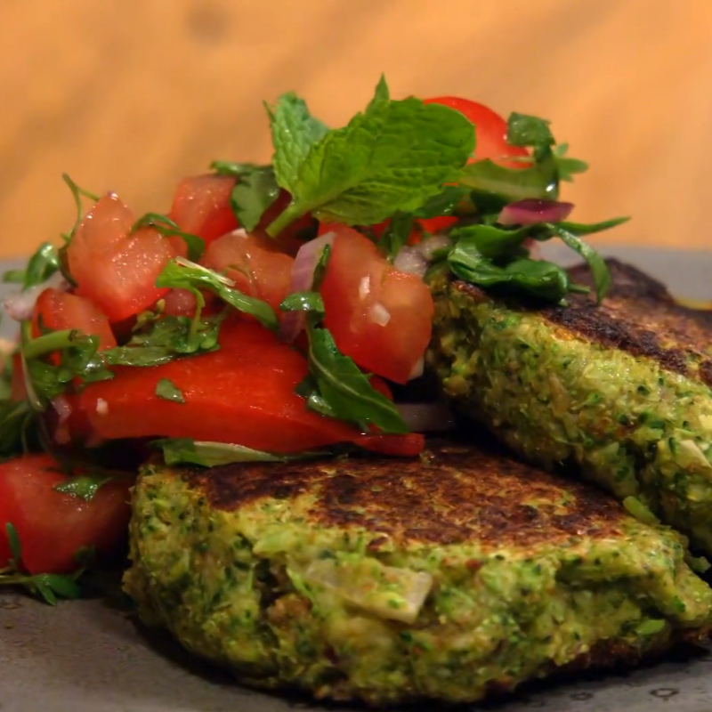Broccoliburger met tomatensalsa
