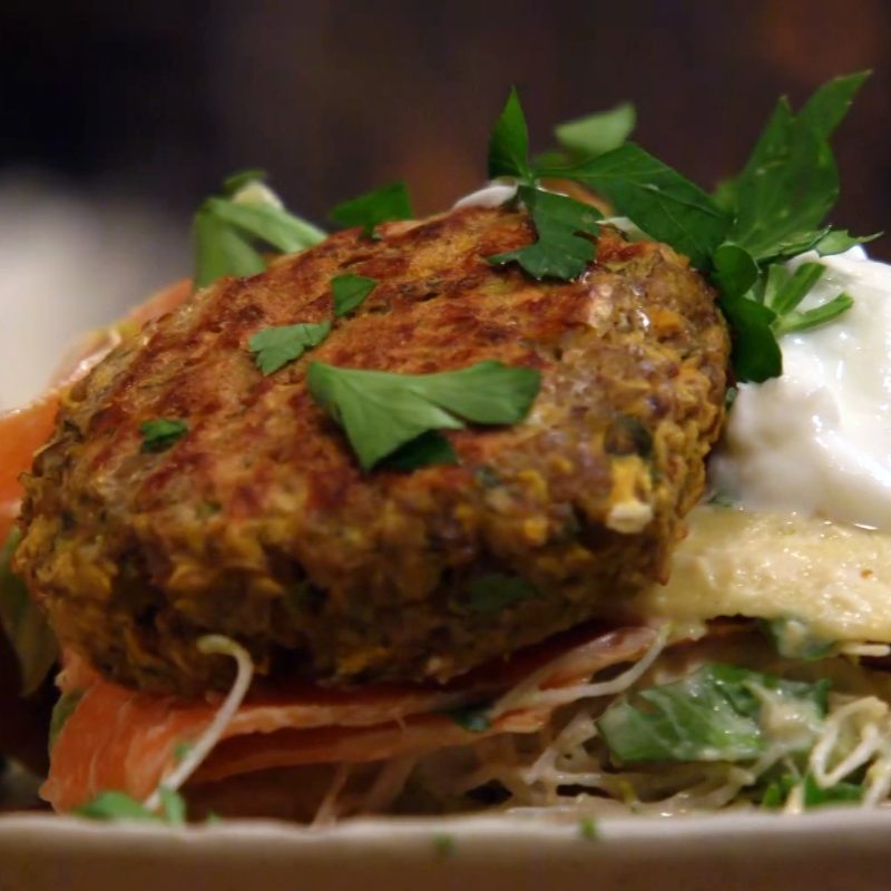 Vegetarische köfte met wortel-avocadosalade