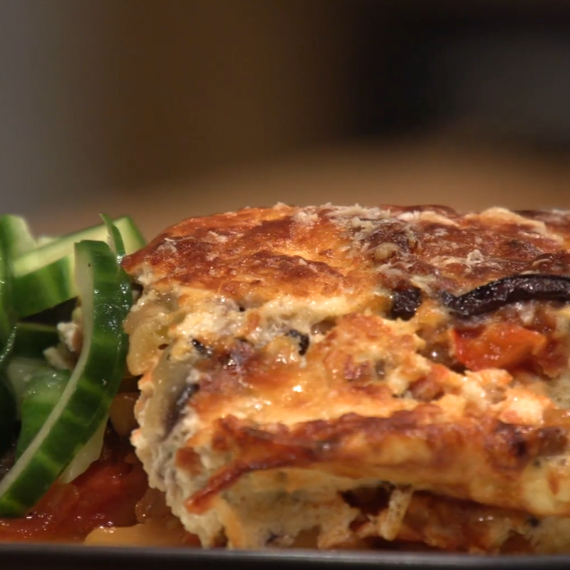 Vegetarische moussaka met komkommersalade