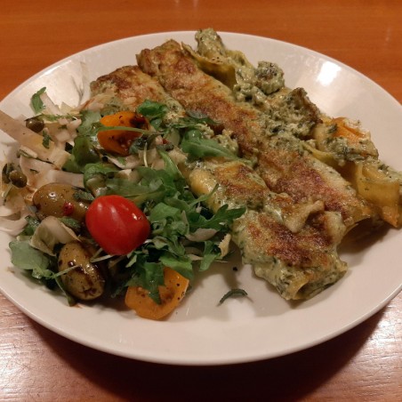 Lasagnerolletjes met knoflook, pompoen en pestocrème