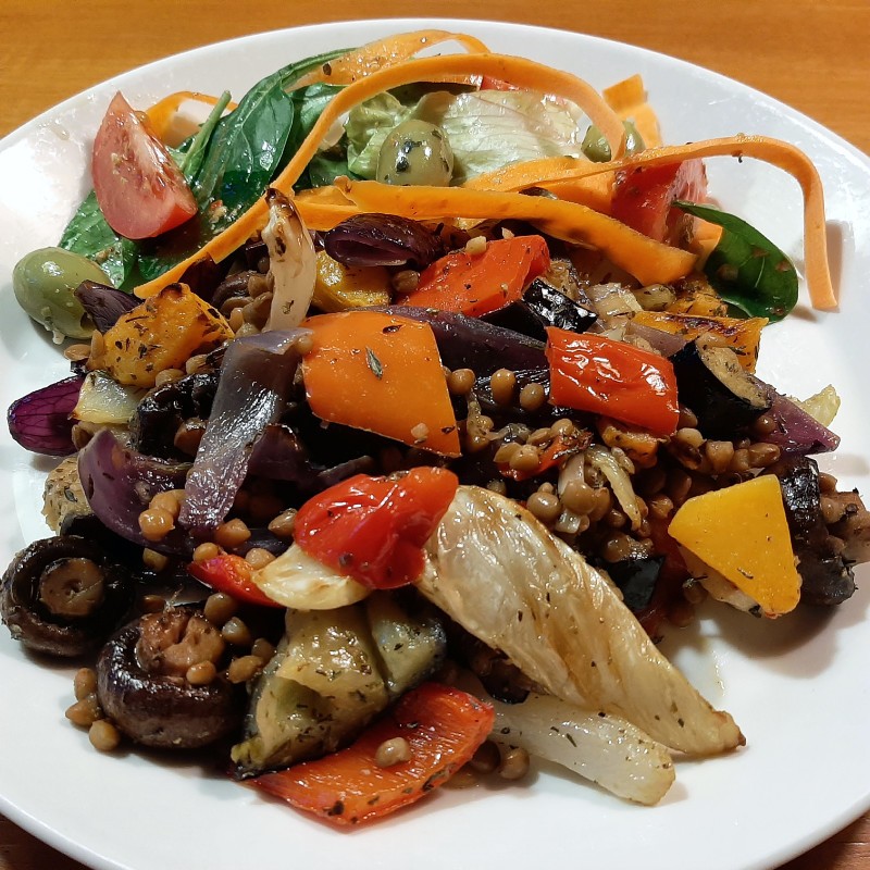 Linzen met geroosterde groente