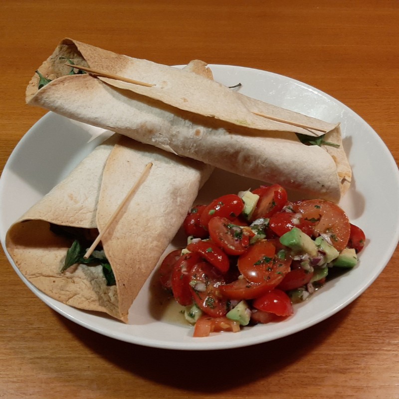 Quesadilla met quorn, spinazie en tomatensalade
